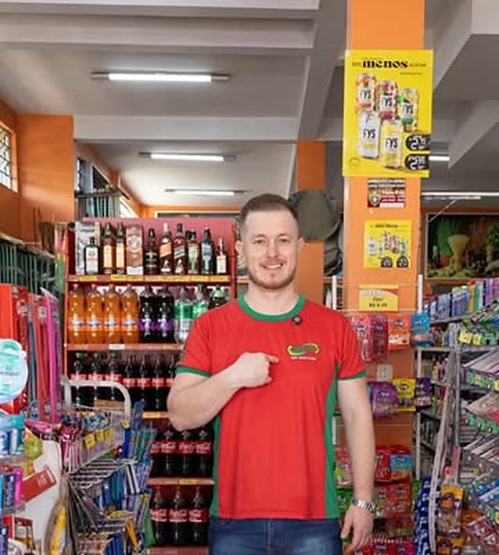 Atendente do Mercado São Francisco no corredor da loja