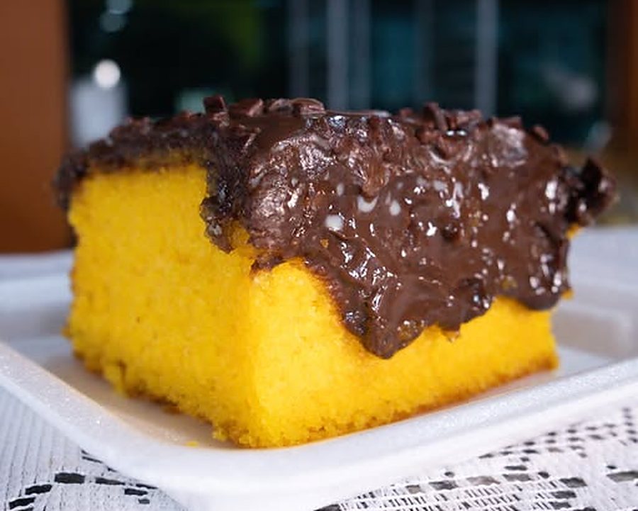 Bolo com cobertura de chocolate da padaria do Mercado São Francisco